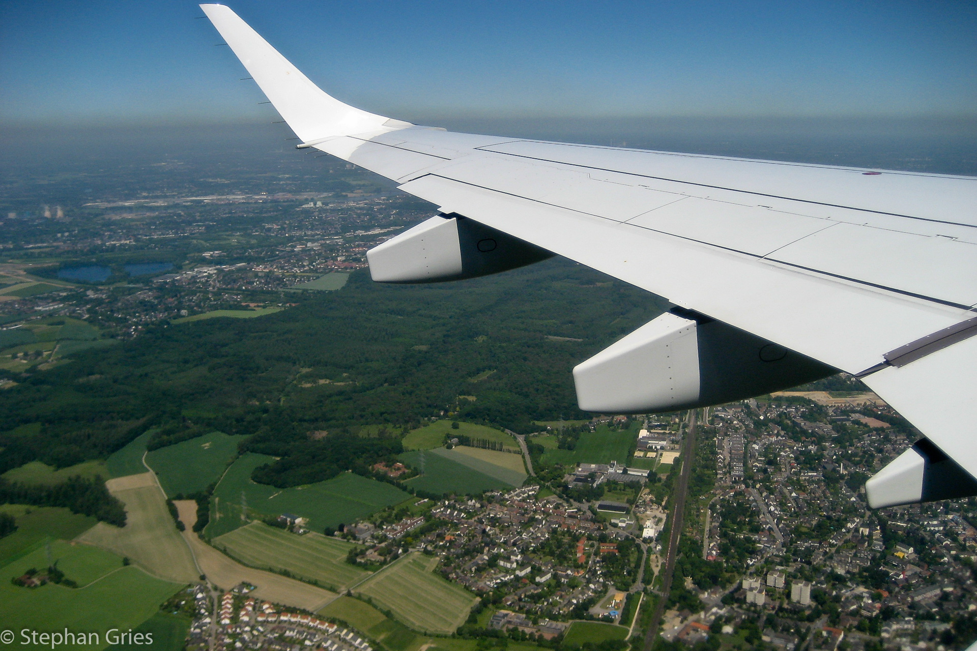 - Von Düsseldorf aus, mit kuzem Blick auf den Duisburger Süden (Rahmersee), geht es nach Frankfurt.