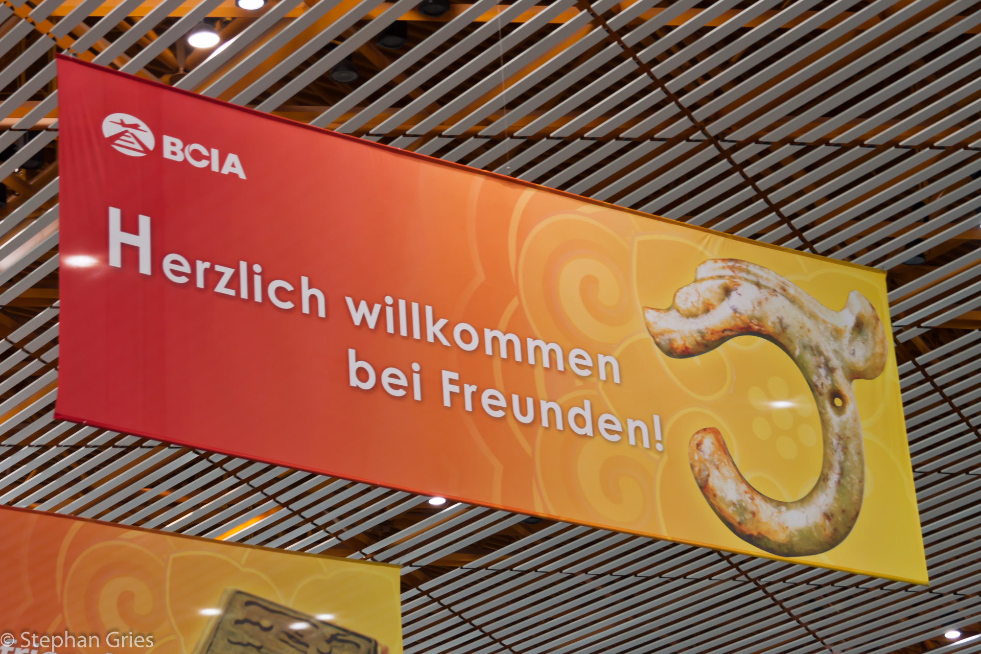 - Um am frühen Morgen auf dem noch schlafenden Flughafen von Beijing zu laden.