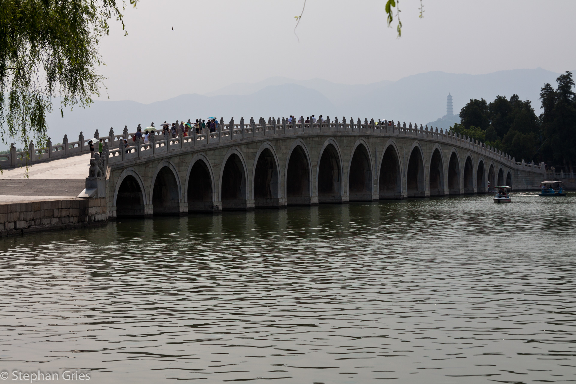 - Die Siebzehn-Bogen-Brücke