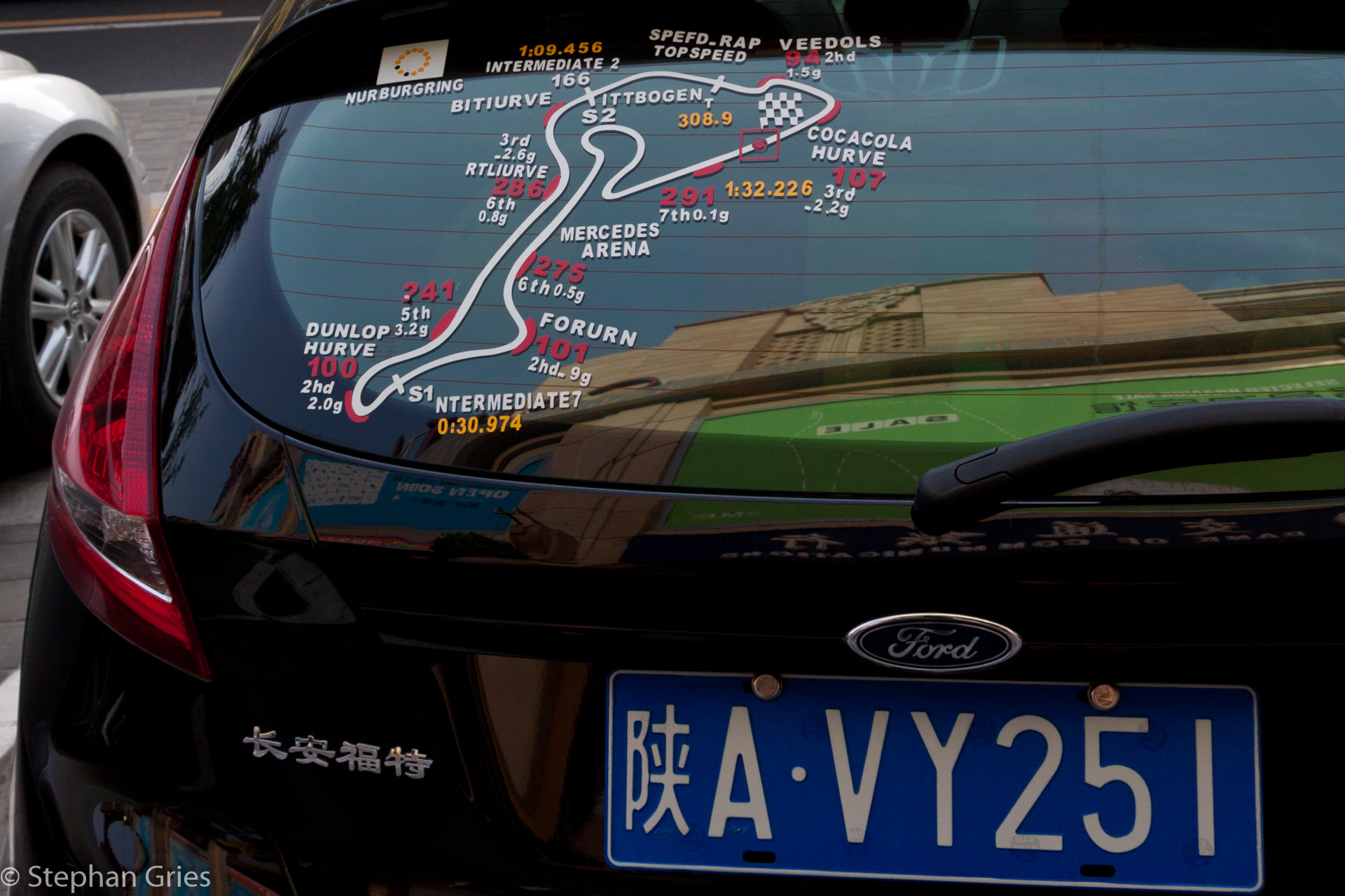Na, wer hat die Rennstrecke gleich am Profil erkannt? Richtig, der Nürburgring. Allerdings kann durchaus bezweifelt werden, daß dieses Auto dort schon einmal war.