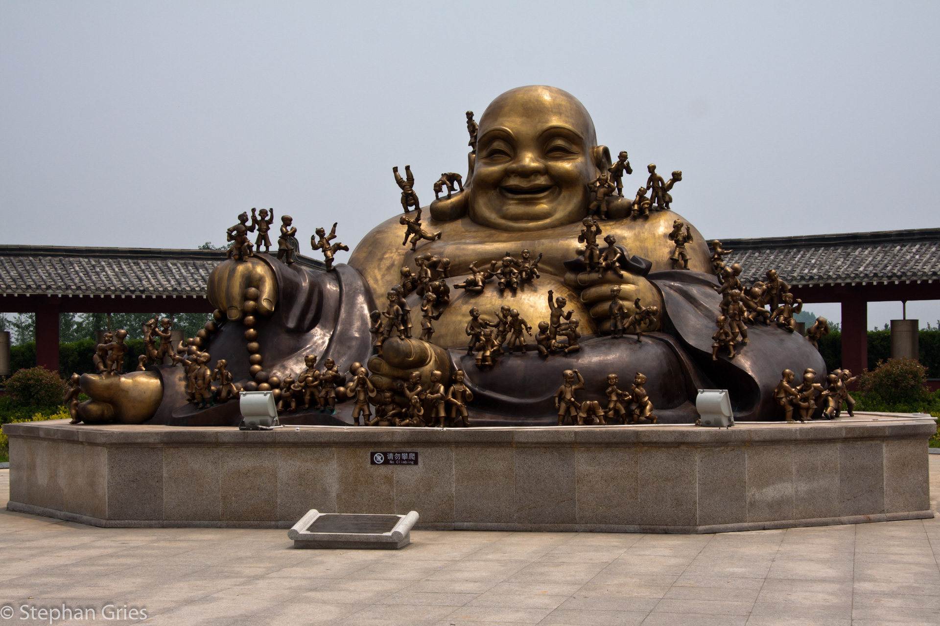 Ein lachender Buddha mit vielen Kindern.