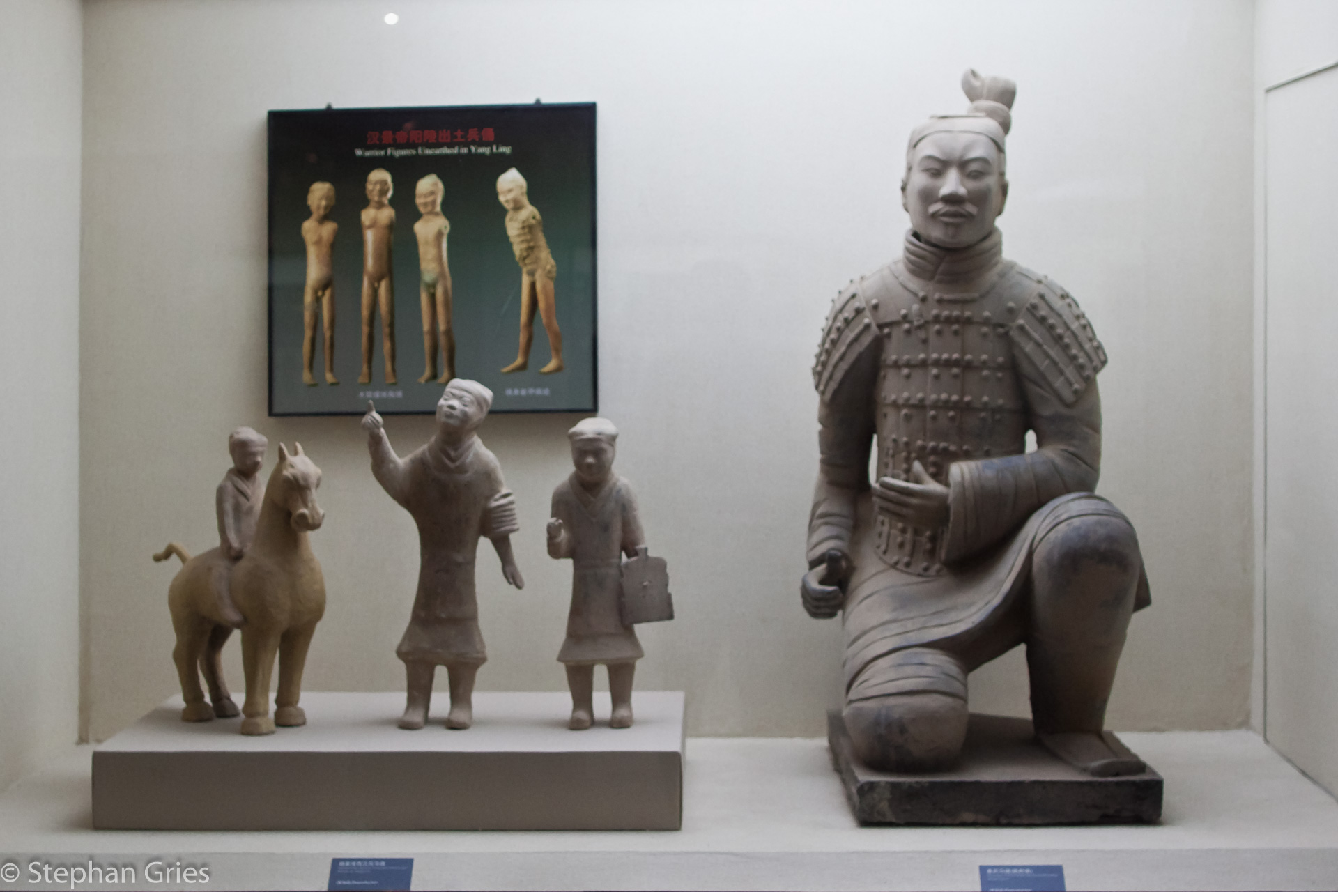 .. und ein Stück kleiner. Rechts ein kniender Krieger aus Xi'an.