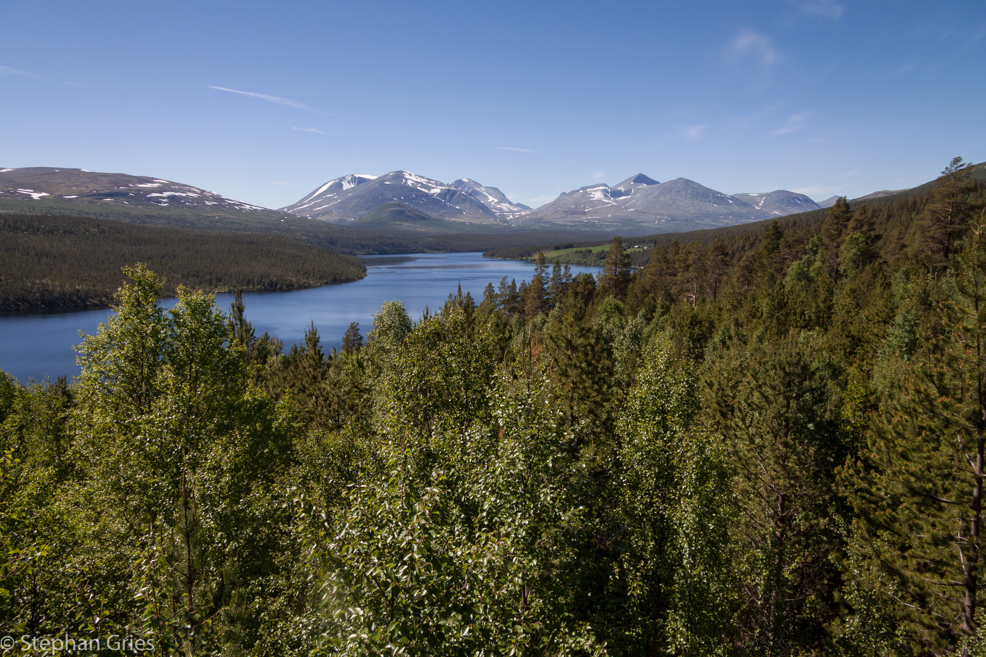 Blick auf den Atnsjøen. Auf der 27 in Richtung Foldal. Aufgenommen vom Aussichtspunkt Sohlbergplassen