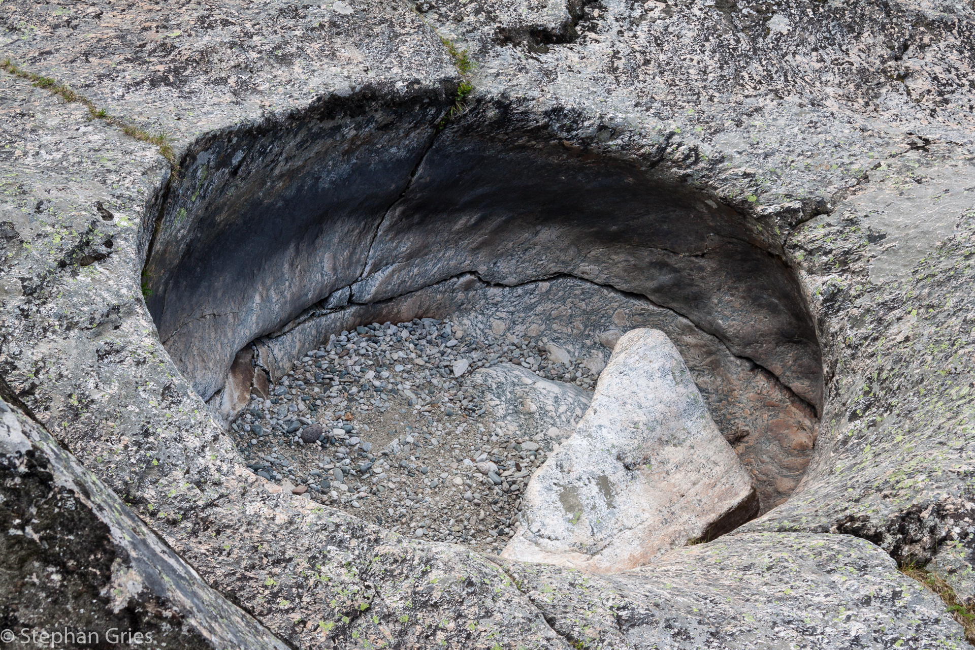 Am Magalaupet. Dieser Stein bemüht sich wohl bestimmt schon viele Jahrzente, dieses fast kreisrunde Loch immer tiefer in den Felsen zu treiben.