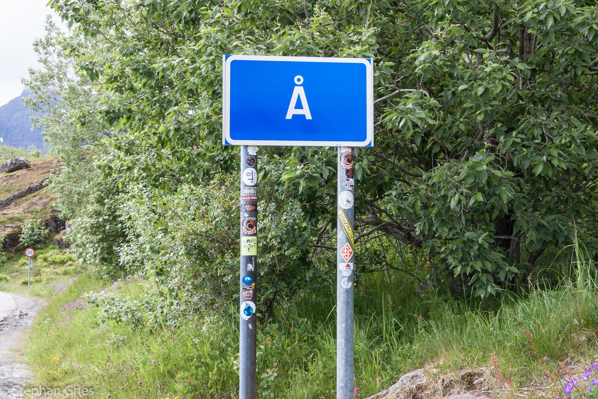 Der kürzeste Ortsname der Welt, am südlichsten, befahrbaren Punkt der Lofoten.