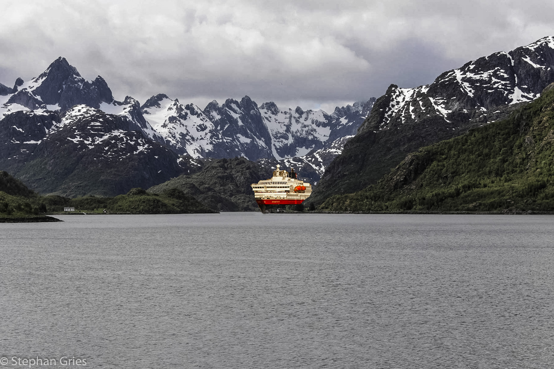 Bildmontage! - Die Hurtigrouten und viele andere Schiffen befahren den Trollfjord als einen absoluten Höhepunkt einer Schiffsreise - Bildmontage!