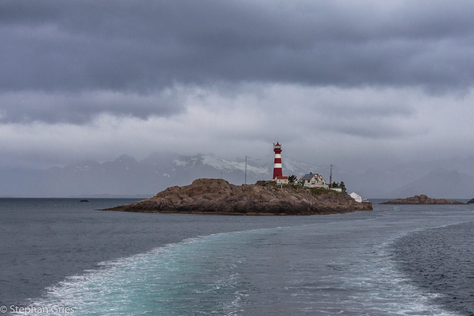 Nach heftigsten Stürmen am Abend, in der Nacht und auch am Morgen, bekam ich doch noch die Fähre Svolvaer - Skutvik, mit kurzem Halt auf Skrova (Bild)