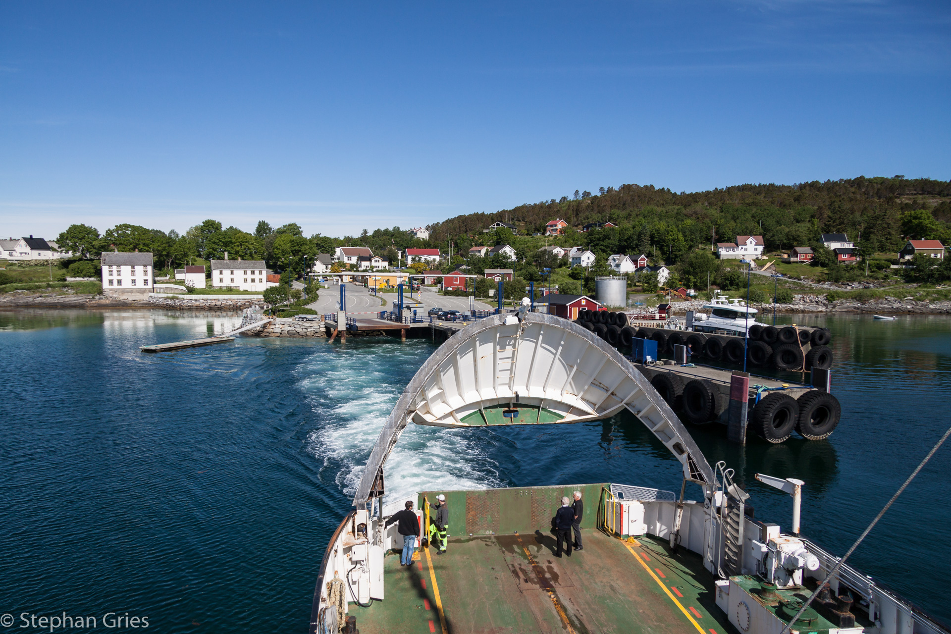 Im Fährhafen von Tjotta (Rv17). Es ist sonnig und warm, kaum Wind, die Möwen kreischen. Erst jetzt habe ich das Gefühl das ich im Urlaub bin.