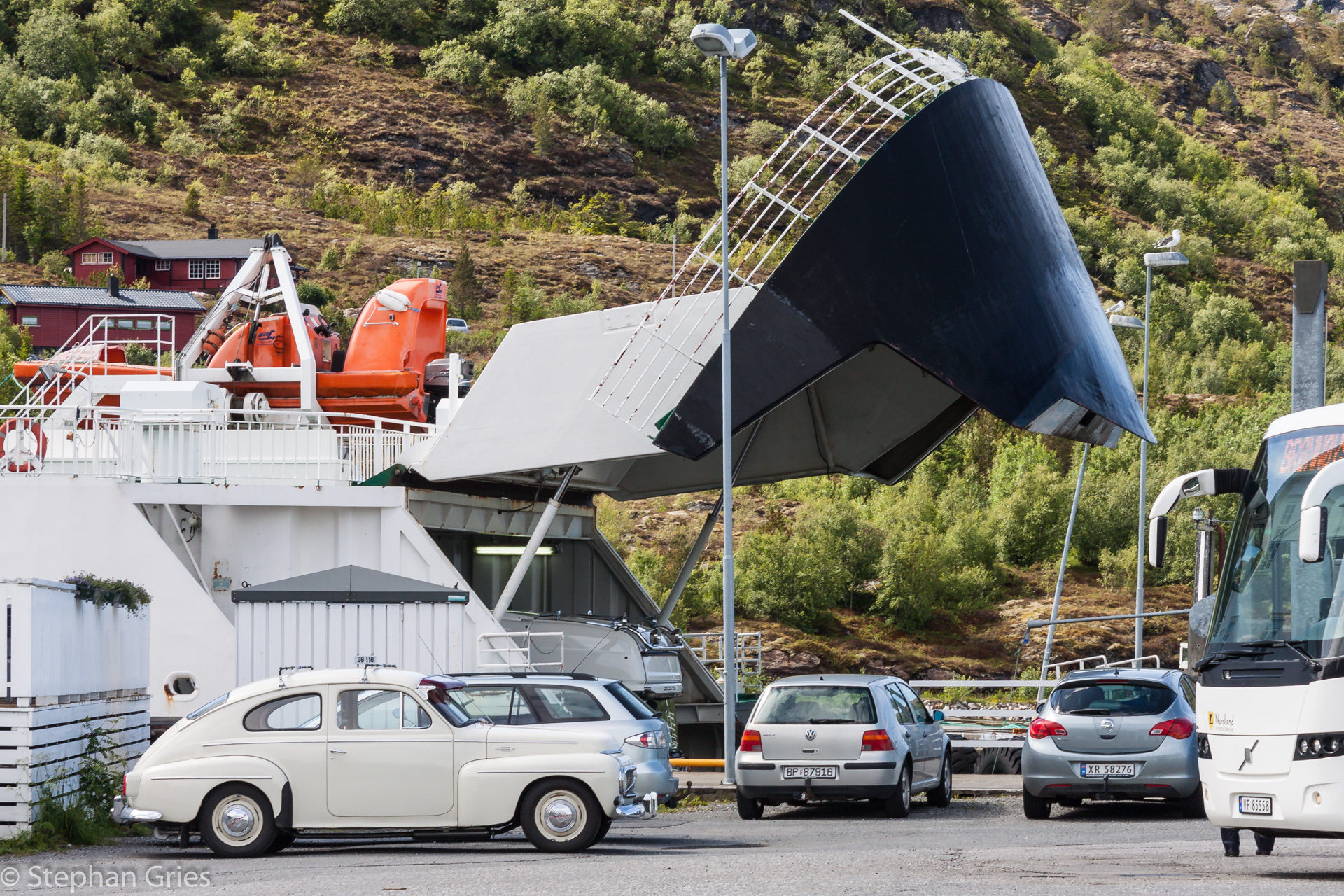 Der nächste Hafen. Wieder die Verbindung Vennesund - Holm. Eigentlich nichts besonderes, außer dem Buckelvolvo am linken Rand, und der Hinweis auf einen CP direkt an der Anlegestelle Vennesund