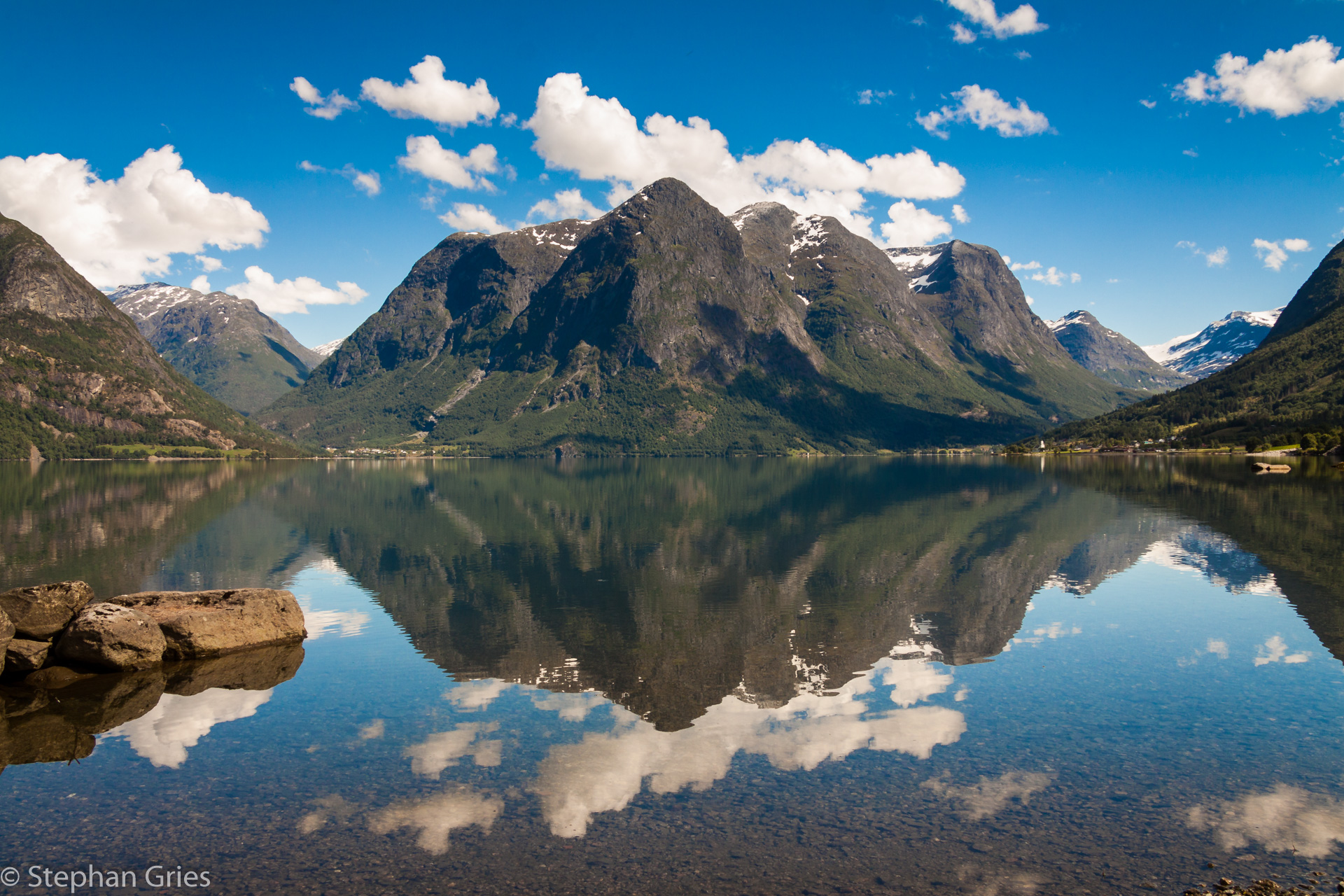 Blick über den Strynvatnet auf den Midtstolhyrna(?) (Rv15)