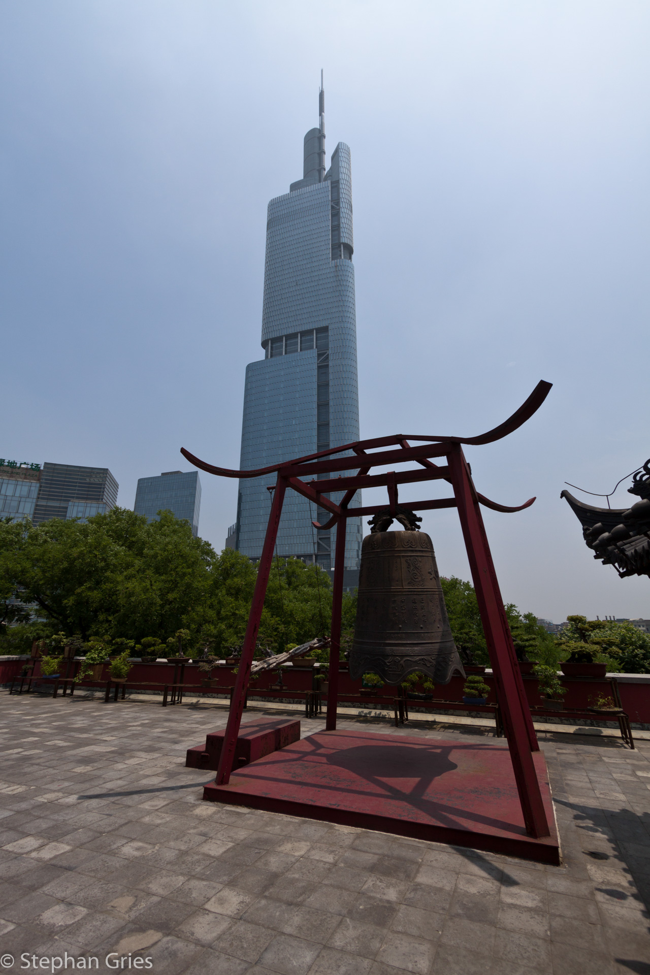 Dafür ist das Nanjing Greenland Financial Center mit 450m ne ganze Ecke größer. Es ist das zweitgrößte Gebäude Chinas.