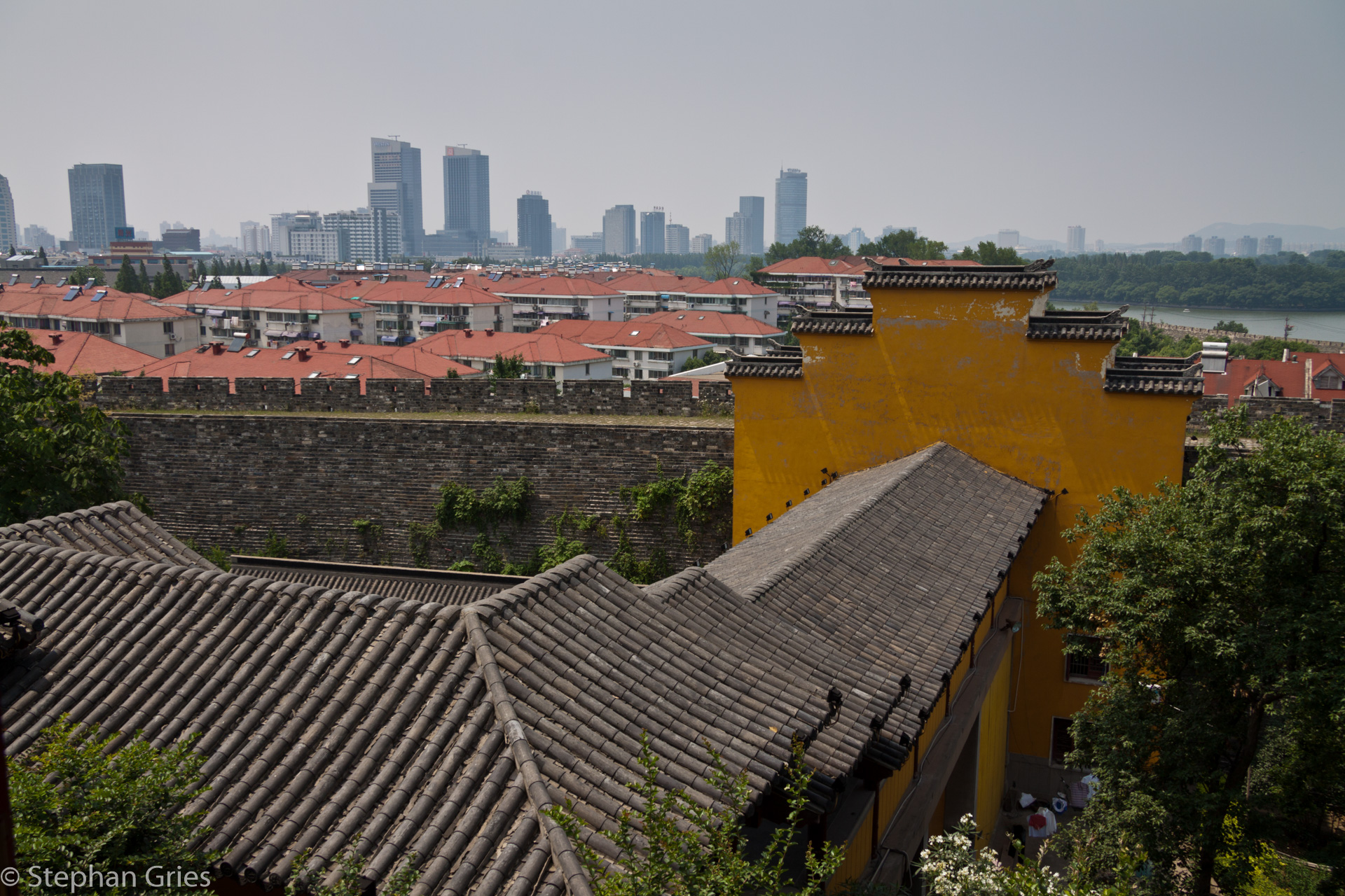 Die Tempelanlage liegt im Nordostsen der Stadt. Direkt an der Stadtmauer, unweit des Xuanwu Sees.