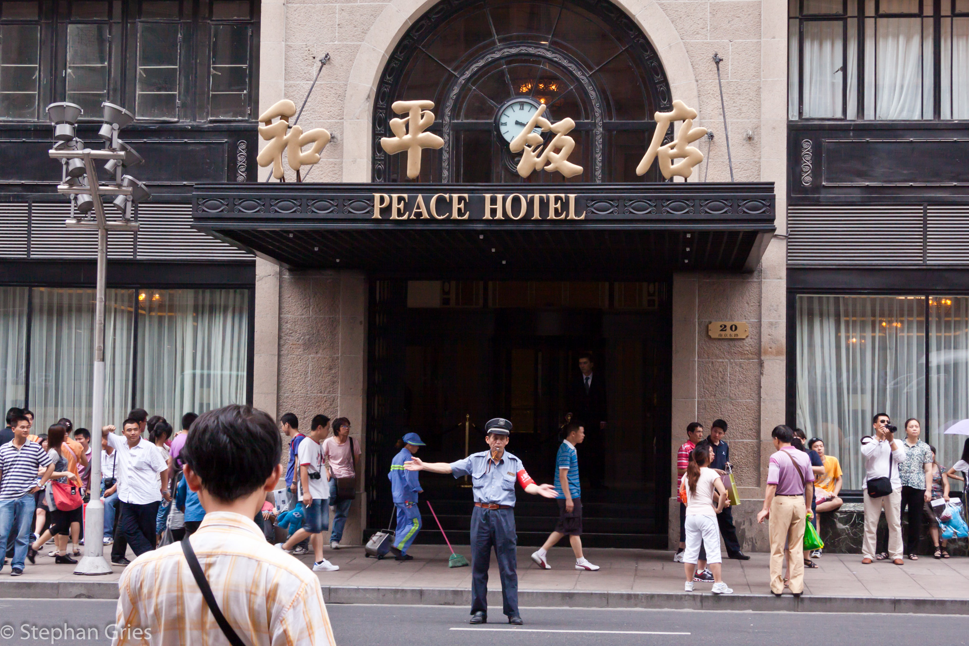 Vorbei am Peace Hotel, welches sehr bekannt ist für seine Jazzband.
