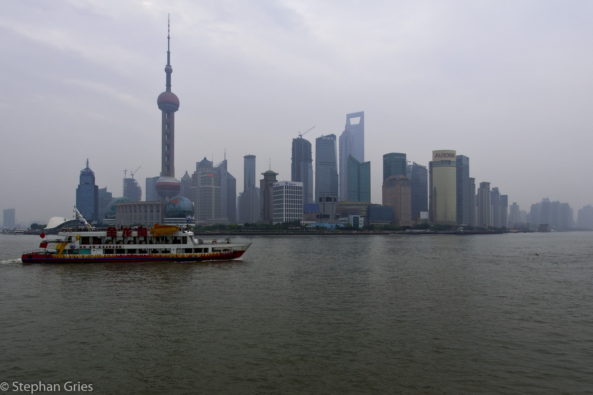 Blick vom Bund auf den neuen Satdtteil Pudong, jenseits des Huangpu Flusses.