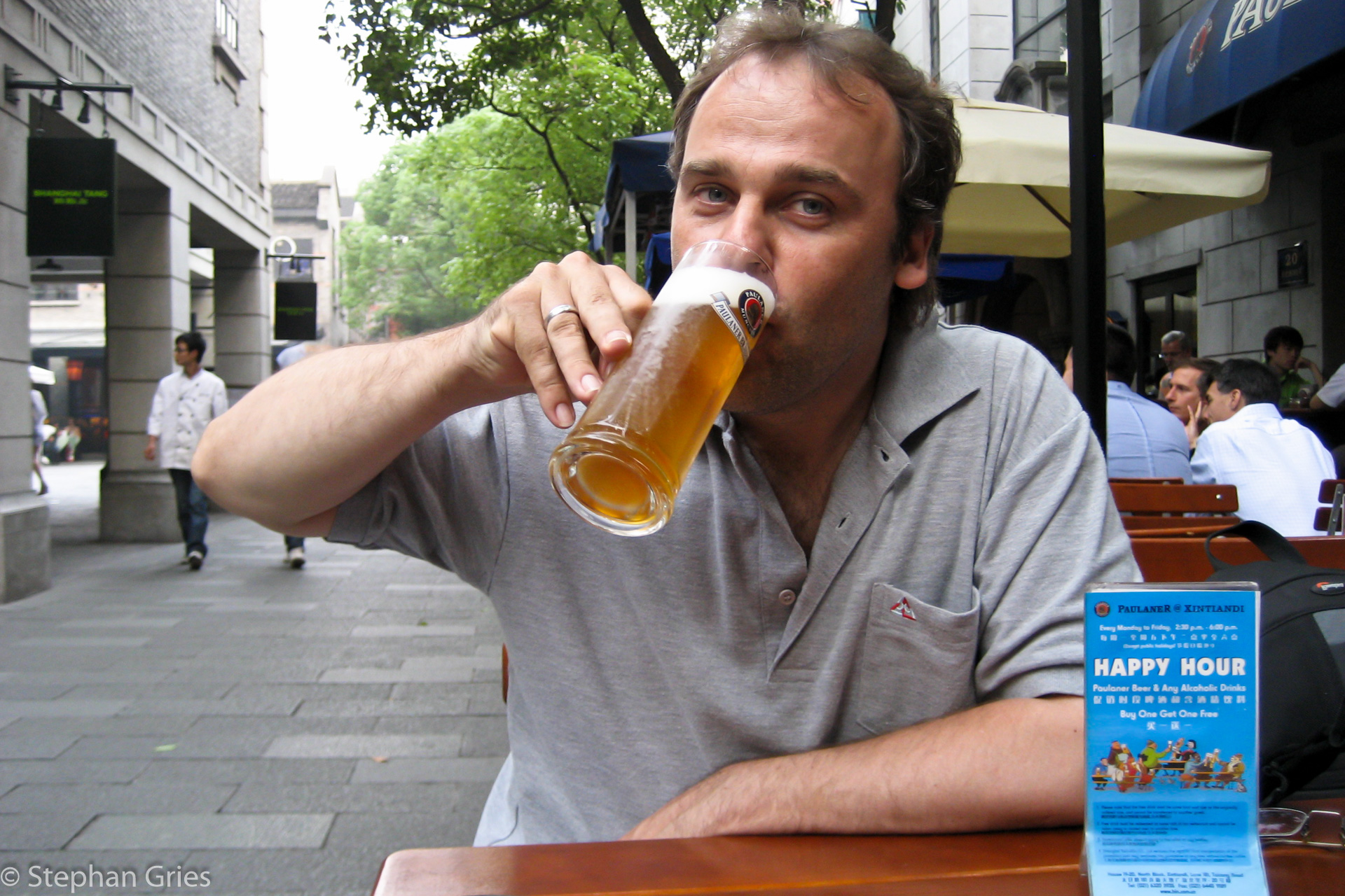 Eher etwas für das gut betagte Klientel. Aber zum Glück ist 'Happy hour', da bekommt man gleich zwei Biere zum Preis von einem :-) Prost.