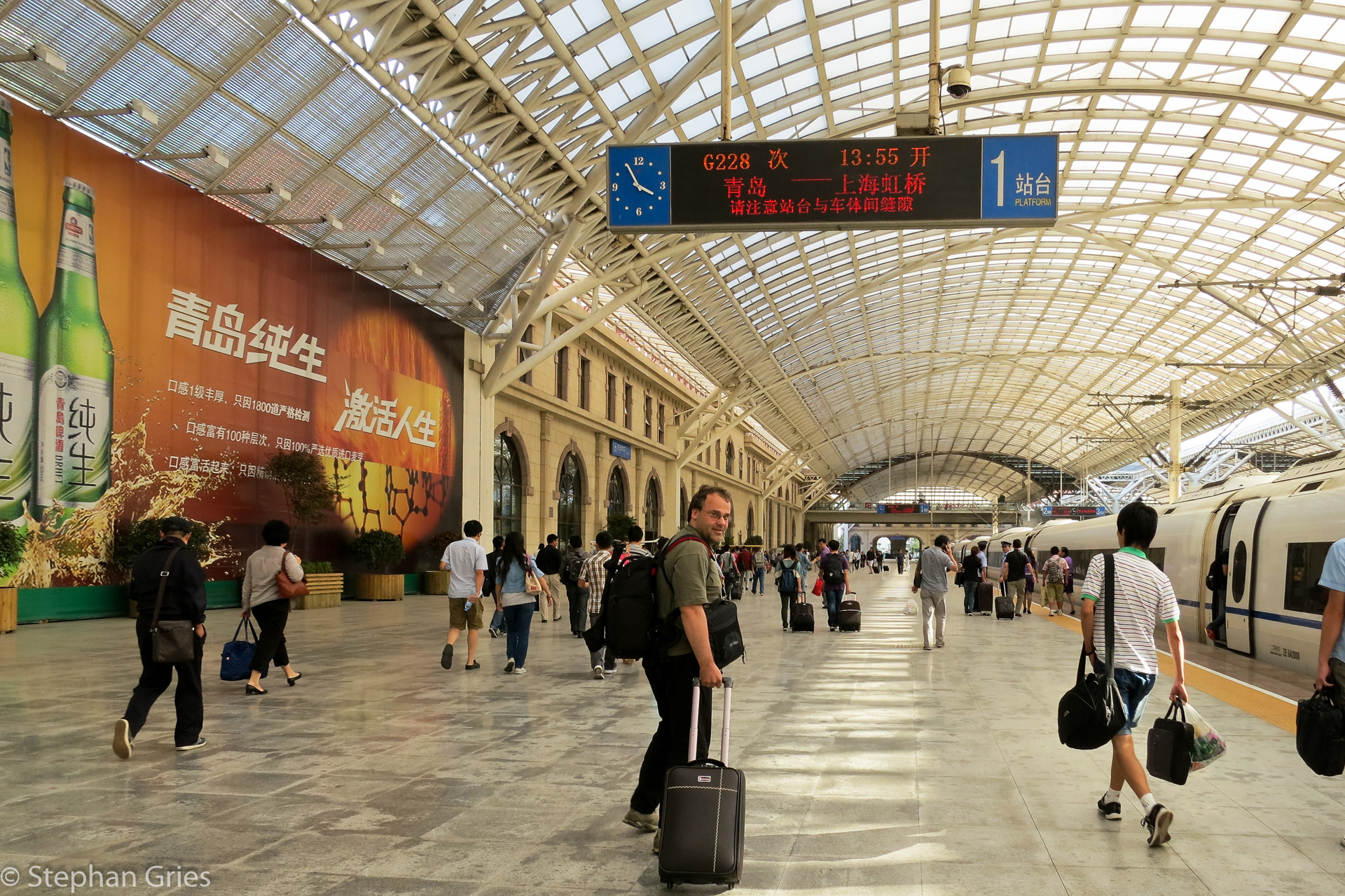 ... und dann mit dem Schnellzug nach Qingdao, die ehemalige deutsche Kolonie (1898-1914), auf Deutsch Tsingtao. Geanu so schreibt sich auch die populärste Biermarke Chinas.