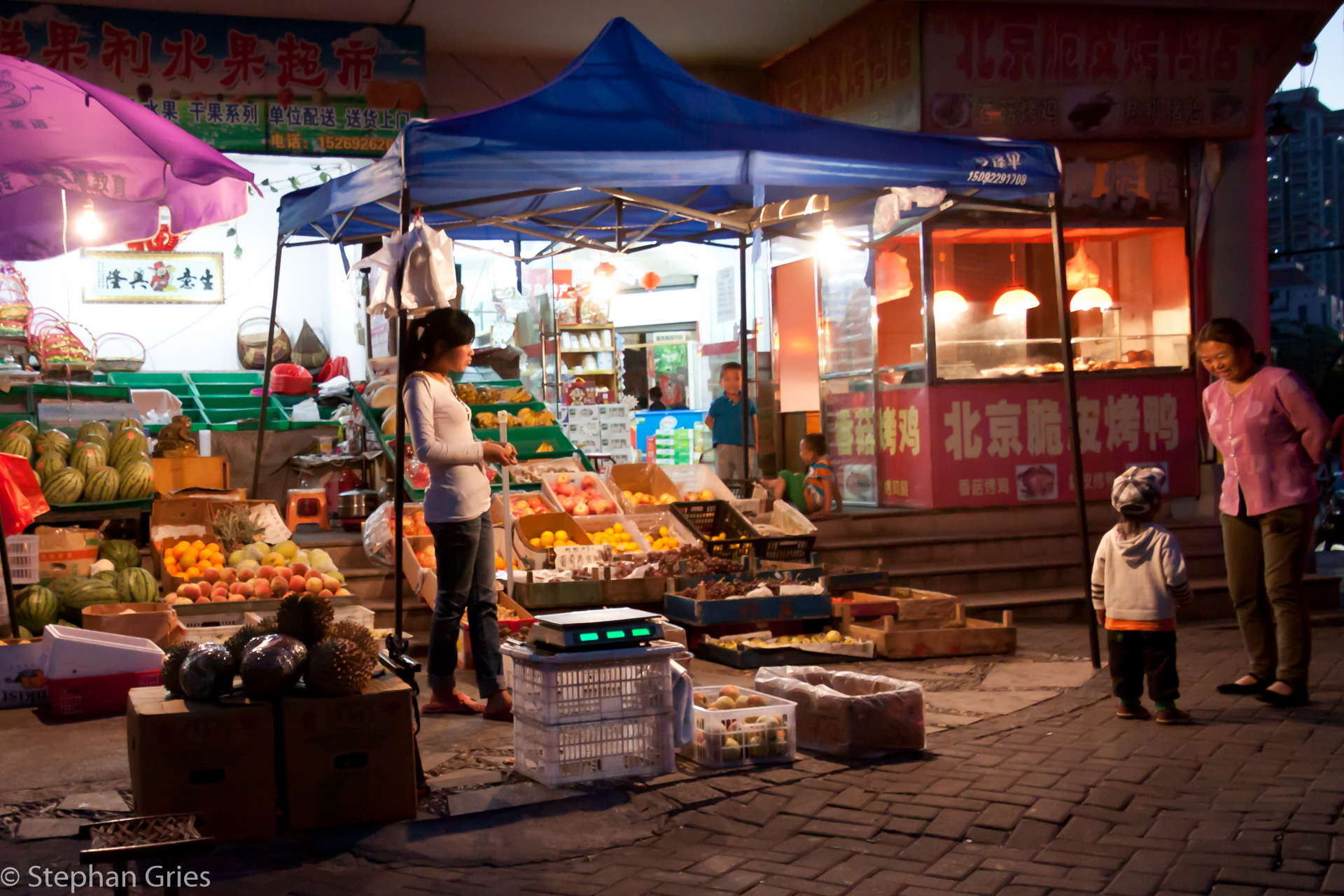 Ob der Kleine wohl schon als Händler die Dame anspricht?
