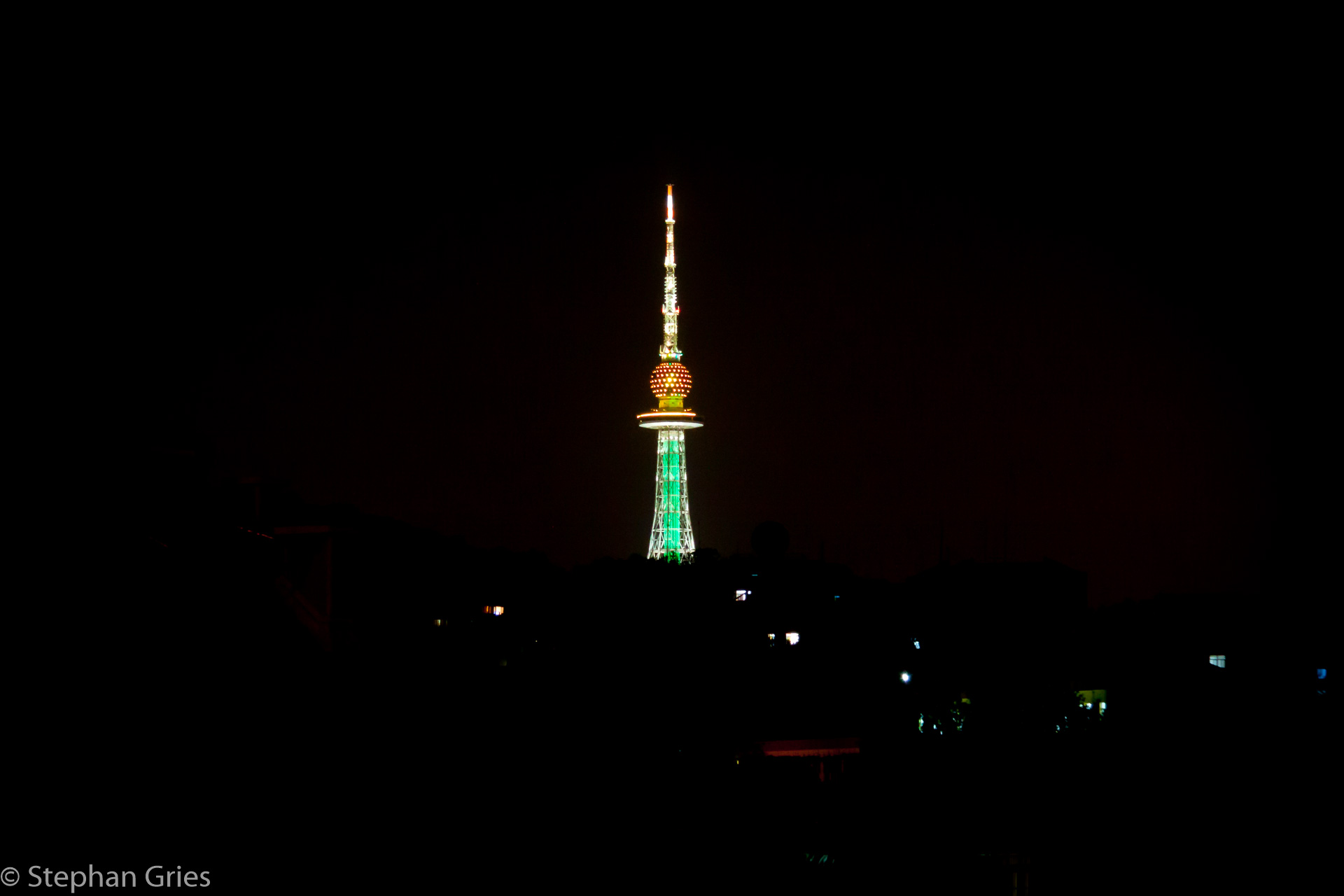 Der Fernsehturm in ständig wechselnder Beleuchtung.