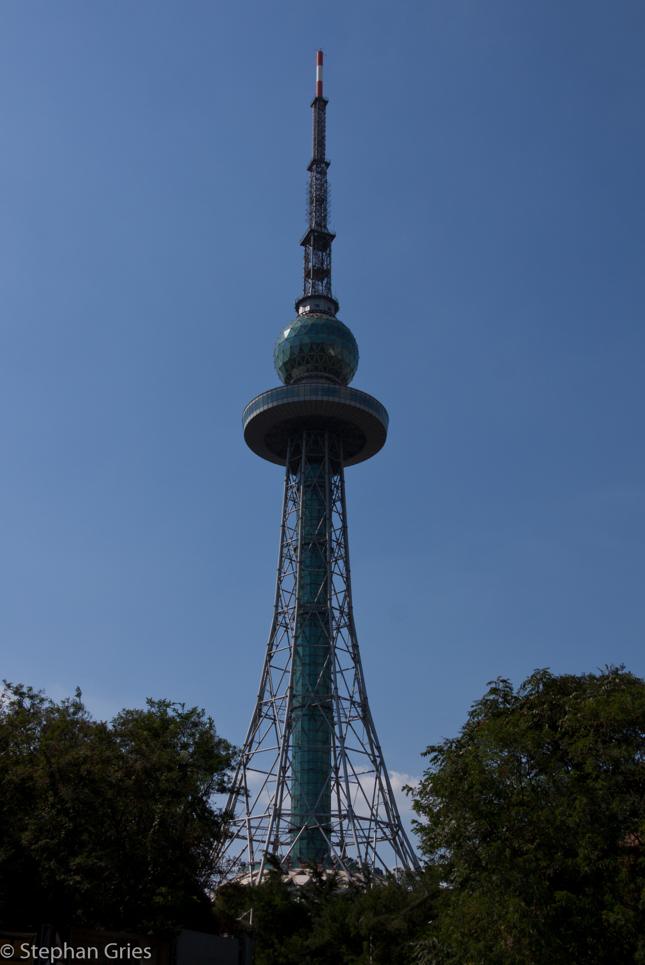Der 232m hohe Fernsehturm im Zhongshan Park, dessen Aussichtsplattform wegen eines Staatsbesuches leider für uns geschlossen war.