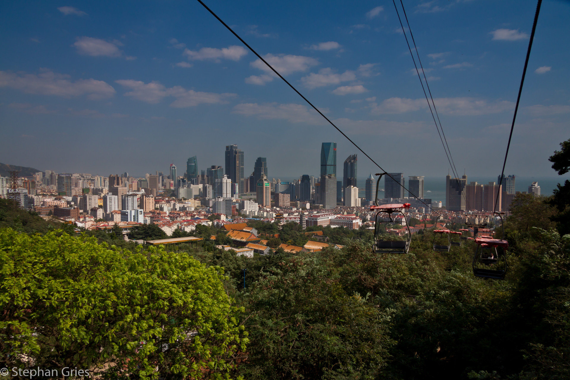 Richtung Südost zu einem der neuen Hochhausviertel. Im Vordergrund mit den orangen Dächern, das Zanshan Kloster.