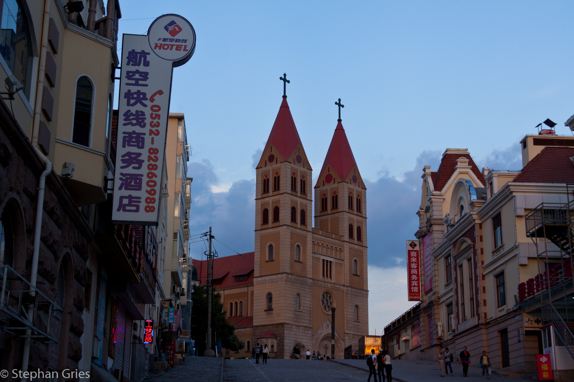Vorbei an der katholischen St. MIchael Kirche.