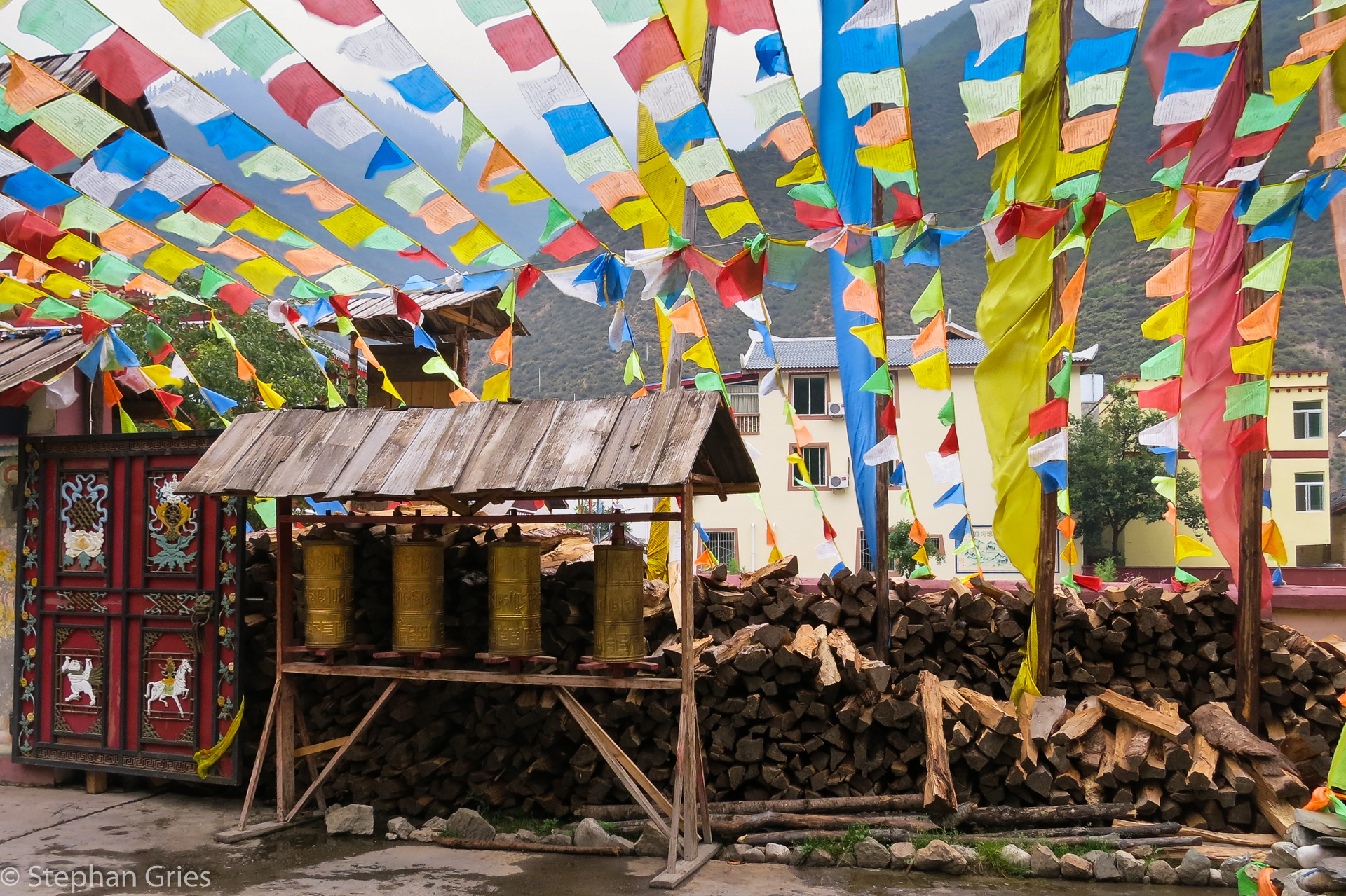Die Gebetsmühlen und Gebetsfahnen gehören zu jedem tibetischen Hof.