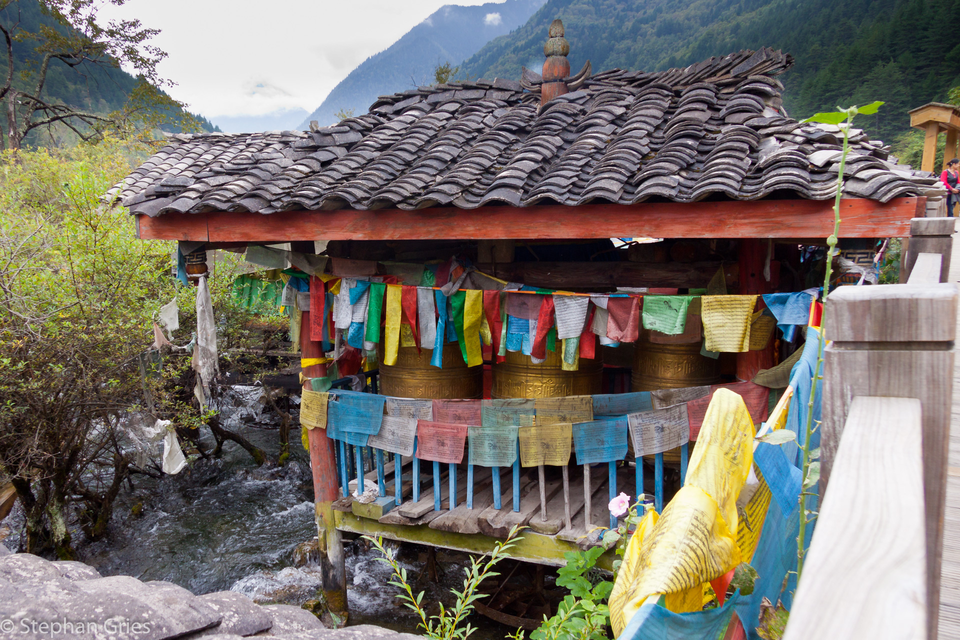 Diese Gebetsmühlen werden von Wasser angetrieben.