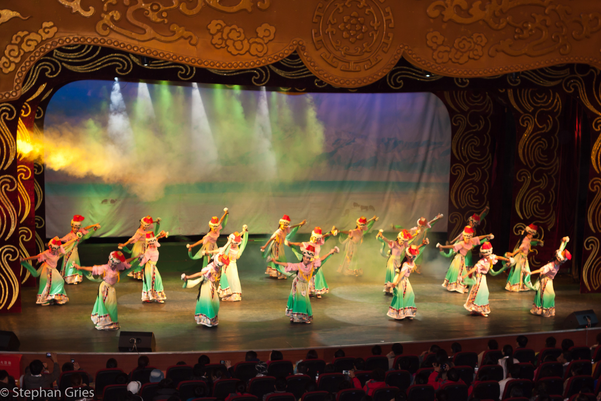 Am Abend eine große Show verschiedener Minderheiten mit Tanz und Musik.