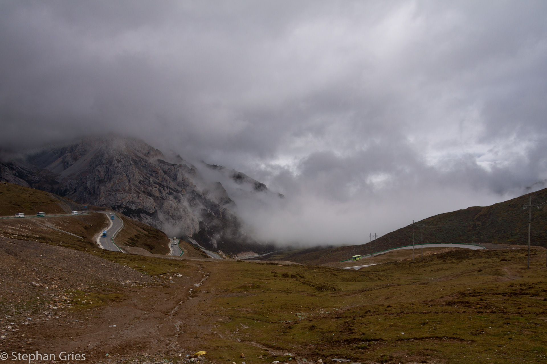Weiterfahrt nach Huanglong über steile Gebirgspässe.