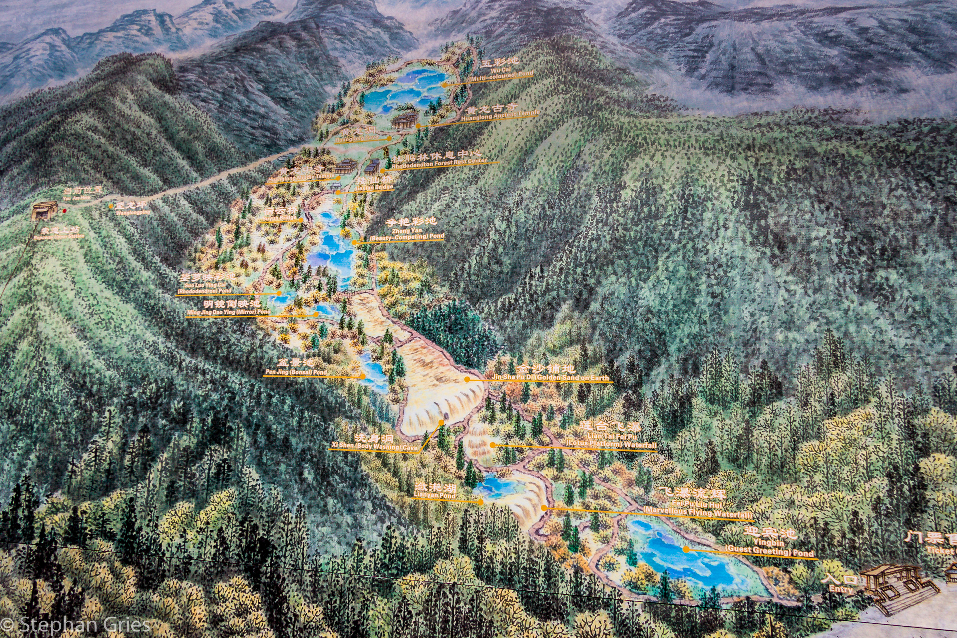 So sieht Huanglong in der Übersicht aus. Hat man es mit der Seilbahn bis zu diesem Schild geschafft, wird es doch um einiges ruhiger.