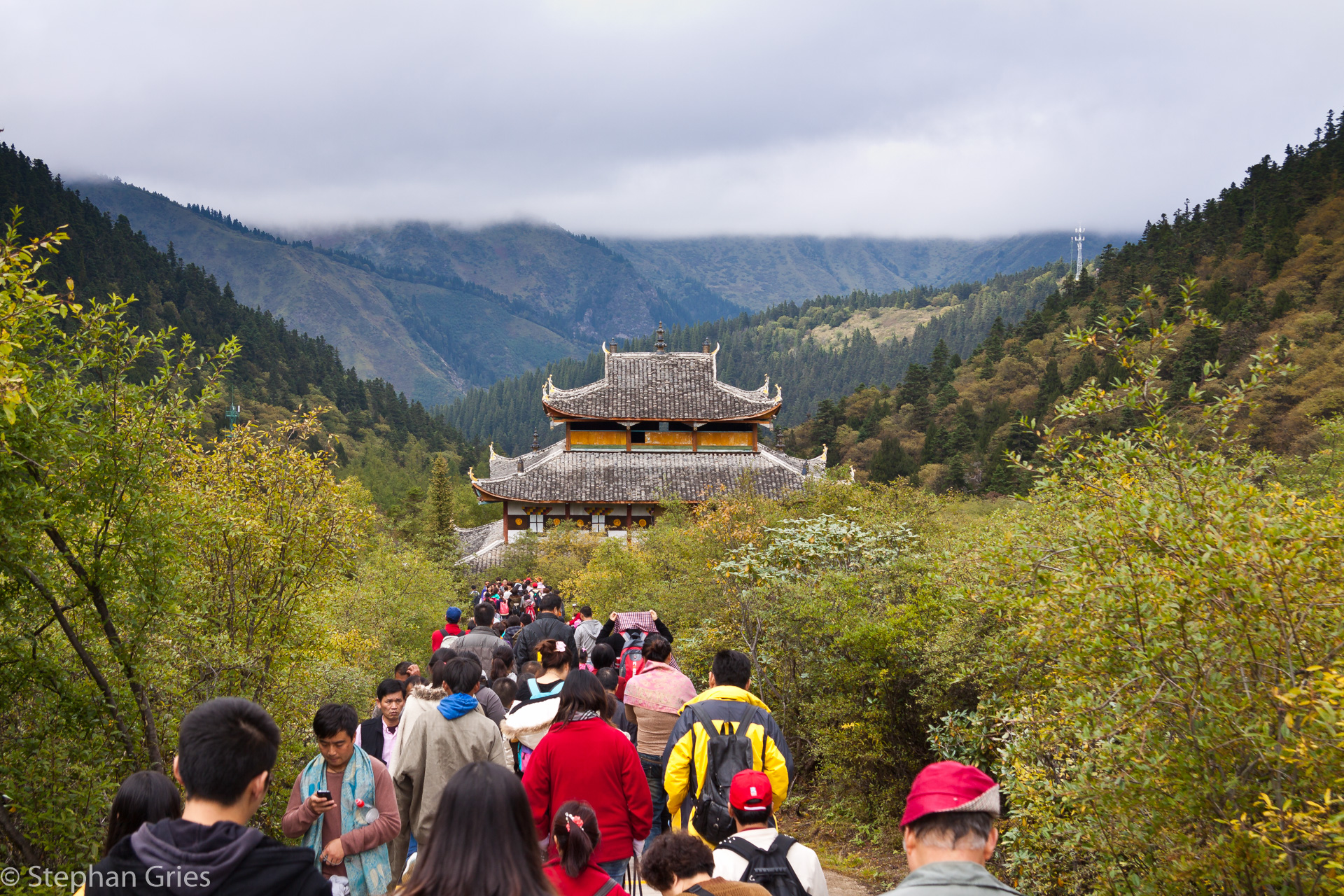 Gut zu Fuss (und zu Luft) sollte man auf jeden Fall sein. Es geht mehrere Kilometer über Holztreppen hoch und runter.