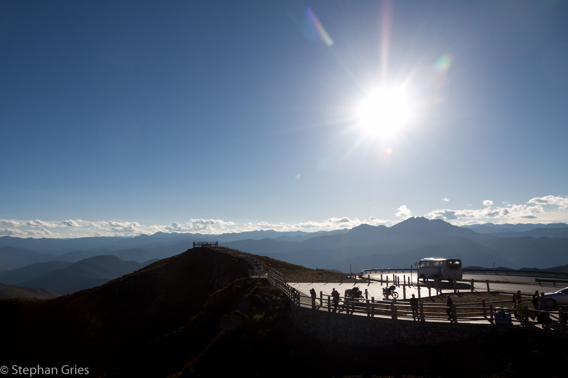 Nach einem Besuch eines Edelsteingeschäftes ging es dann wieder zurück. Auch ein chinesischer Motorradfahrer war unterwegs. Mit dem hätte ich jetzt so gerne getauscht.