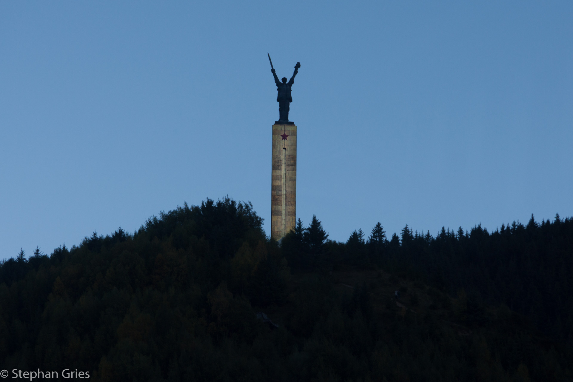 Bei der letzten Haltestelle im Hochgebirge, ein Gedenkstein an den 'Langen Marsch'.