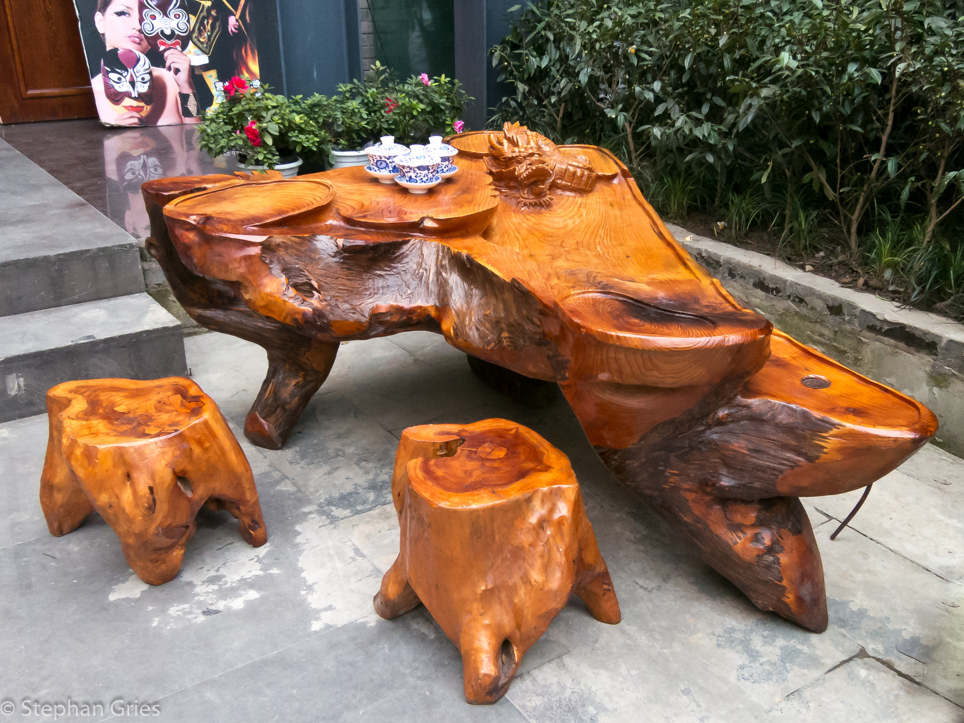 Ne nette kleine Holzbank, die ich mir sofort in den Garten stellen würde.