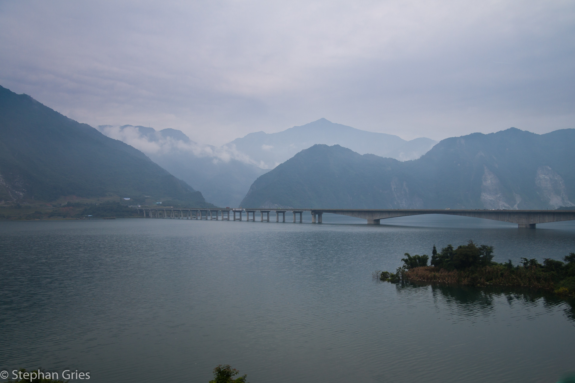 Wieder im Flachland. Brücke über den Minijang Fluss