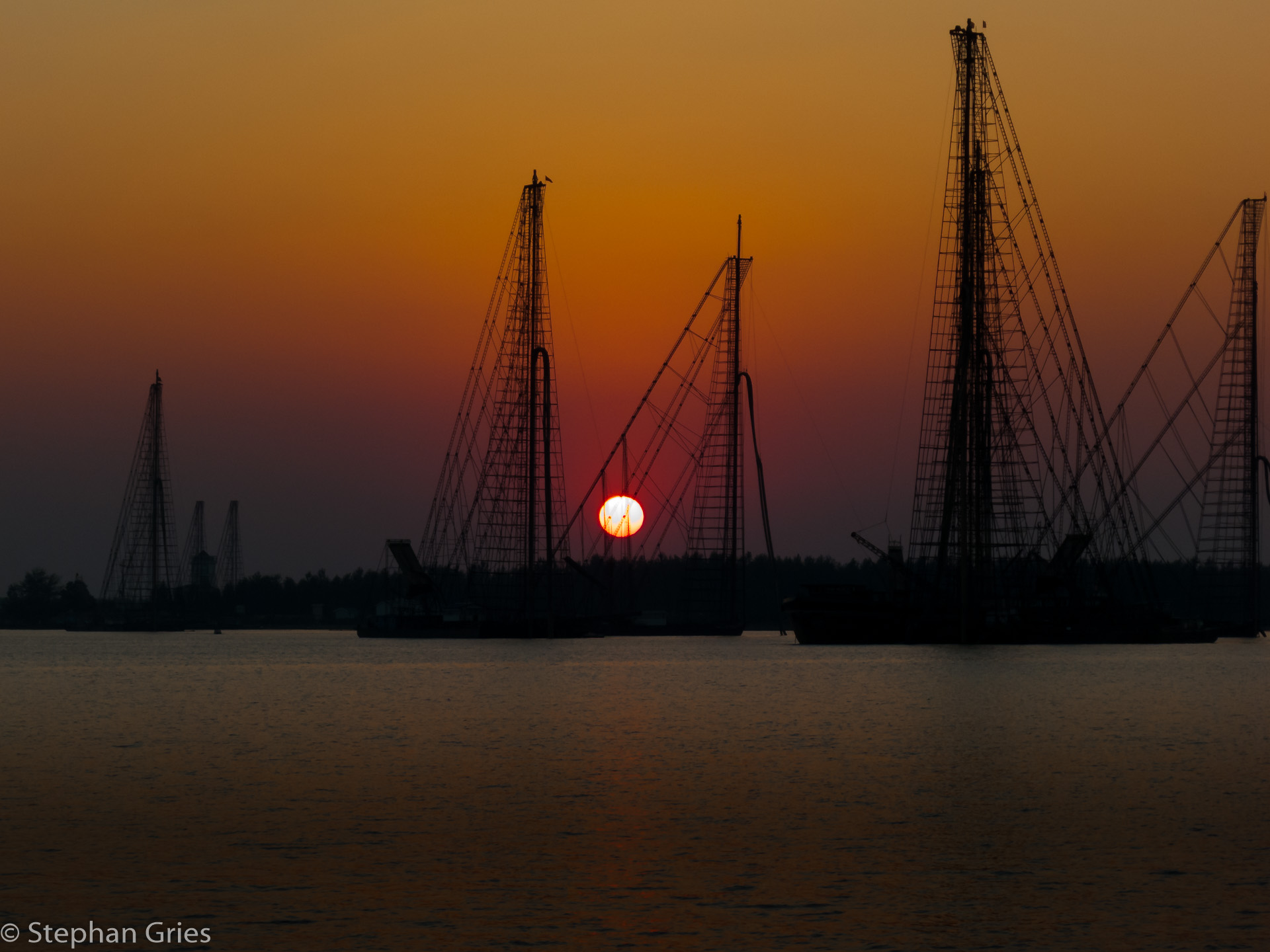 Natürlich haben wir auch die Familie besucht, und so verleiht der Sonnenuntergang den rostigen Sandsaugern einen recht romantischen Touch.