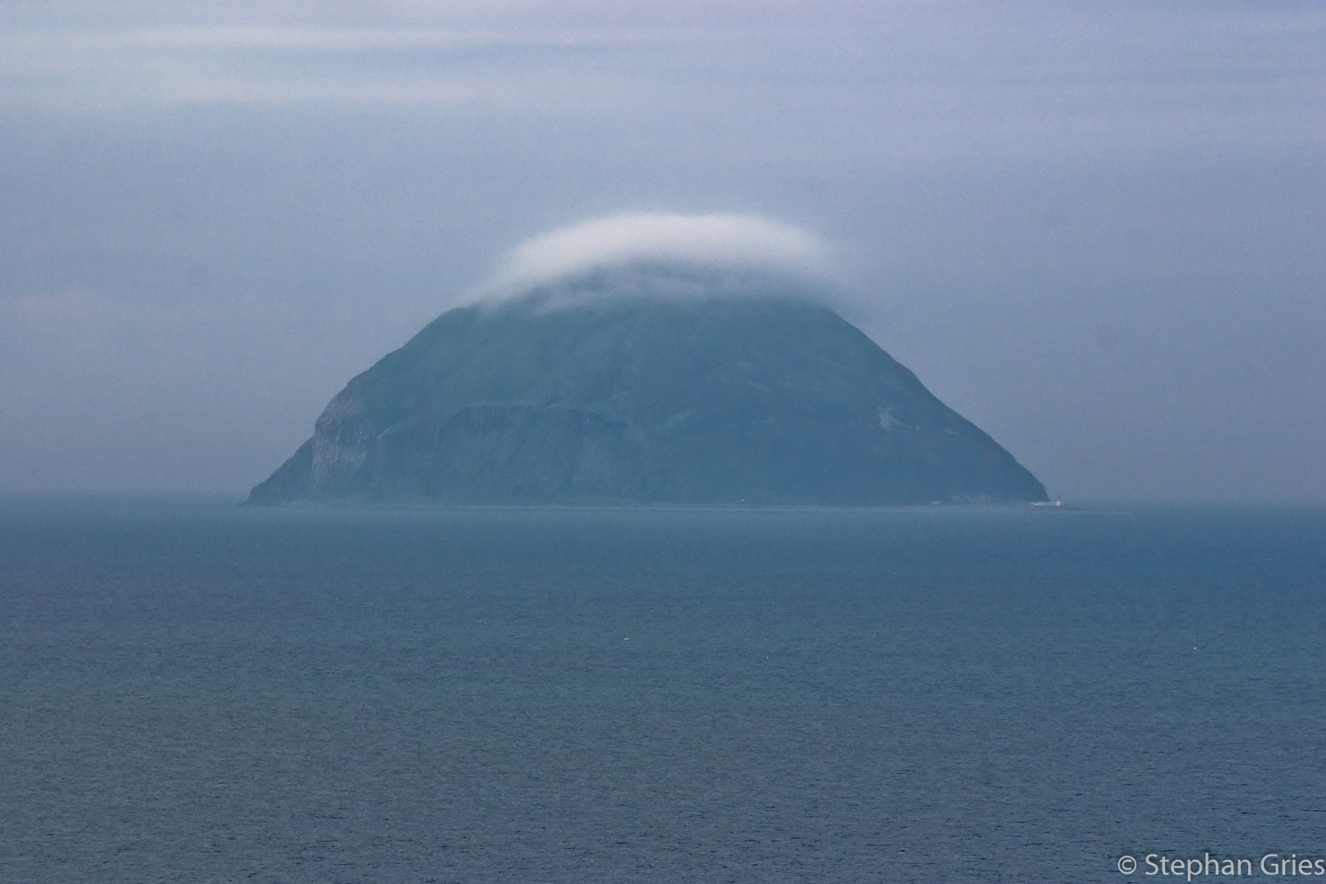 "Insel" Ailsa Craig mit Zuckerwatte bedeckt.