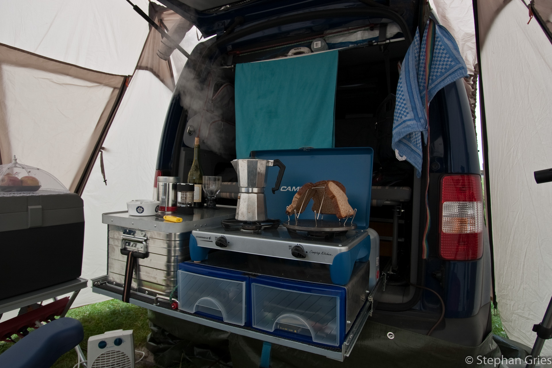 Frischer Kaffee, gerösteter Toast aus der mobilen Caddy Küche.