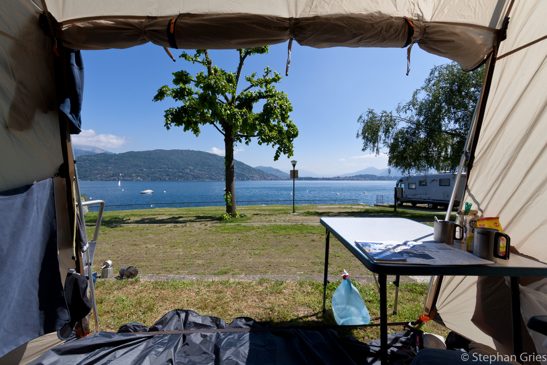 I: Ausblick vom Stellplatz auf dem ** Camping Parisi in Baveno mit Blick auf den Lago Magiore