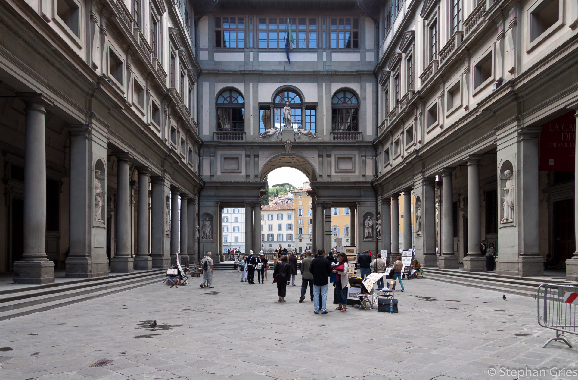 Piazziale degli Uffizi. Links und rechts das berühmte Kunstmuseum 'Uffizien'