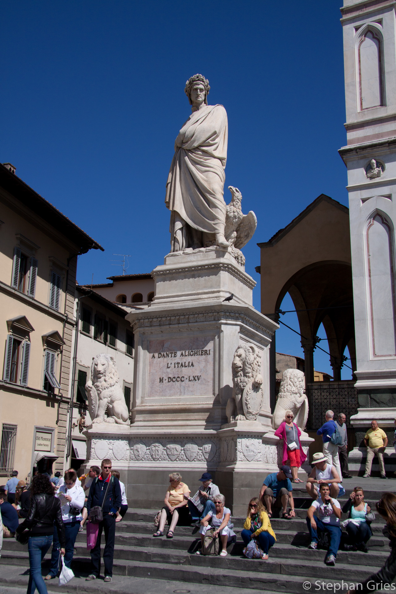 ... und dovor eine Statue von Dante