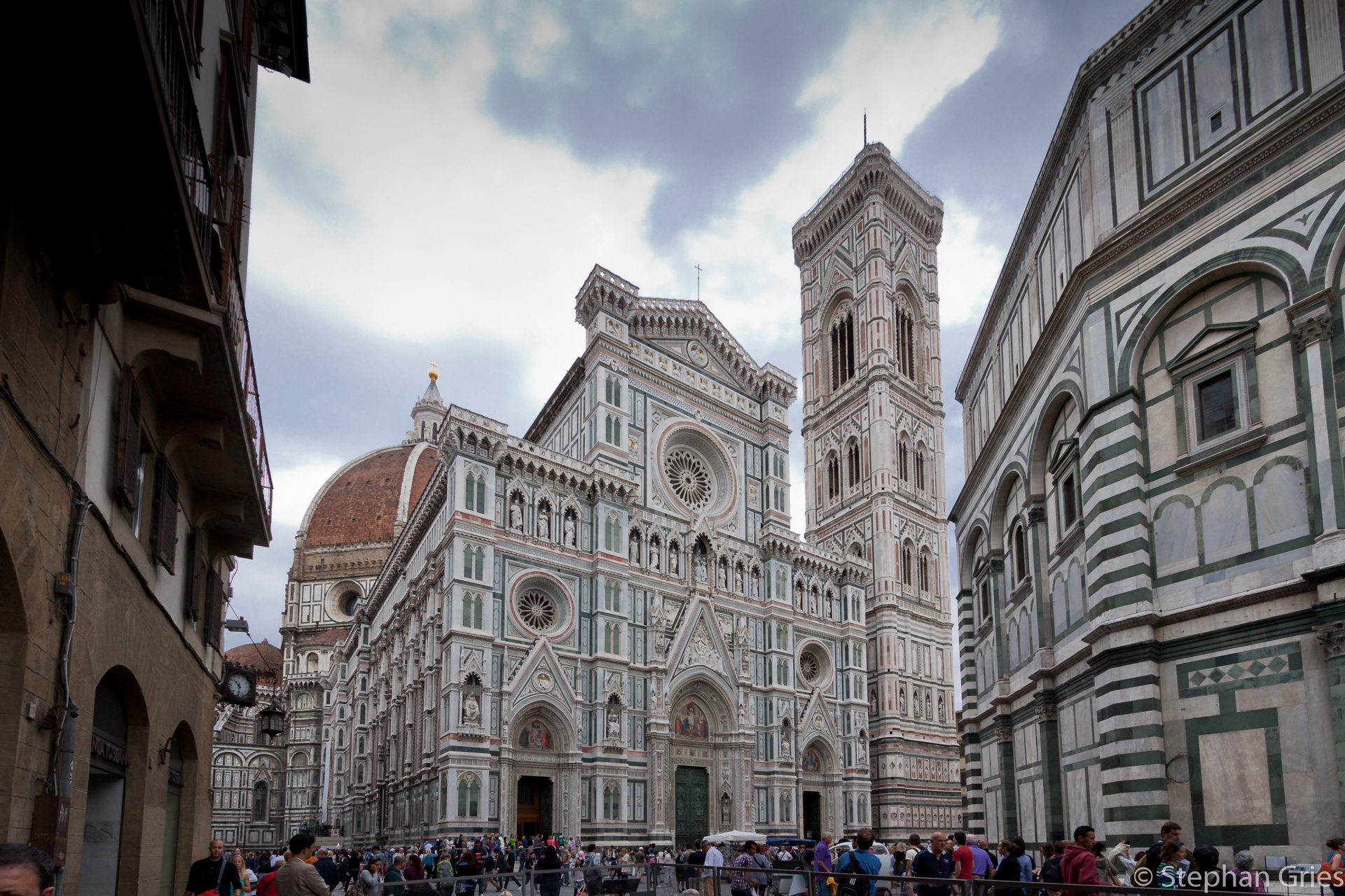 Das Eingangsportal des Domes. Leider sehr schwer zu fotografieren, da das achteckige Battistero San Giovanni, am rechten Bildrand, eine Frontalansicht nicht zulässt.